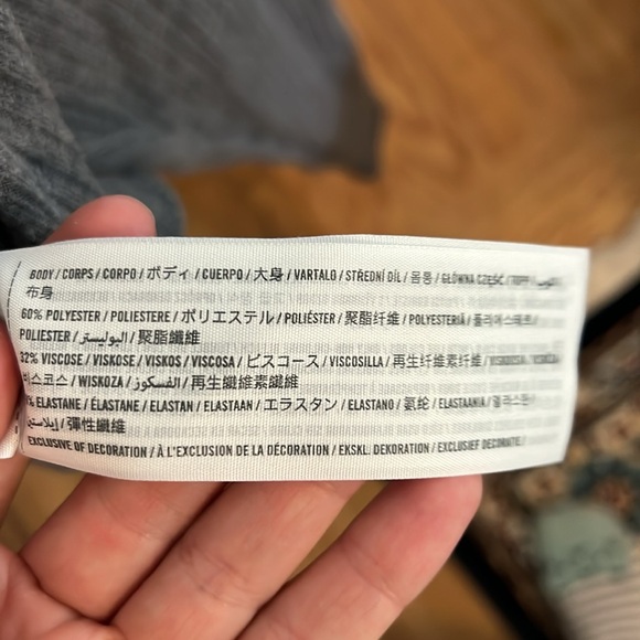 Abercrombie & Fitch gray cropped ribbed long sleeve top with cross over detail - Picture 4 of 5